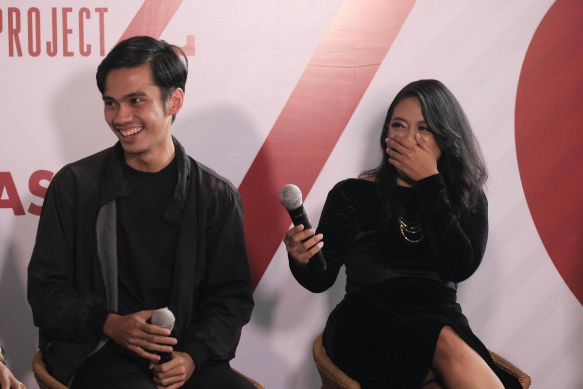 Timoti Hutagalung dan Puspallia sedang tertawa saat merespon pertanyaan di MLDJAZZPROJECT Season 4